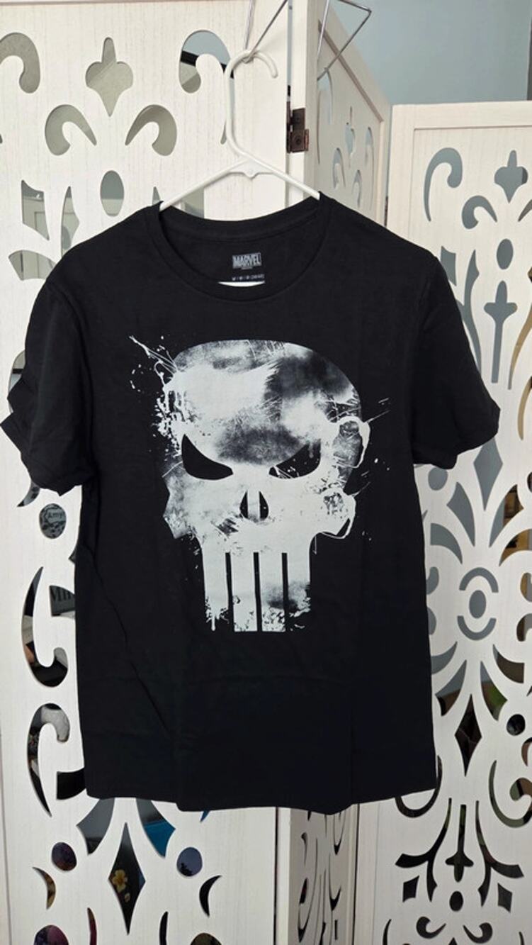 Marvel Punisher Skull Graphic T Shirt Medium Black Distressed Logo NWOT